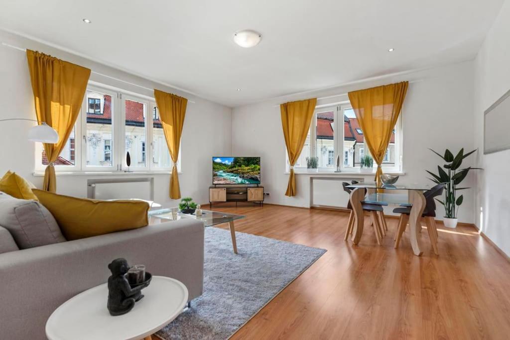 Exclusive Apartment In Centre Братислава Экстерьер фото