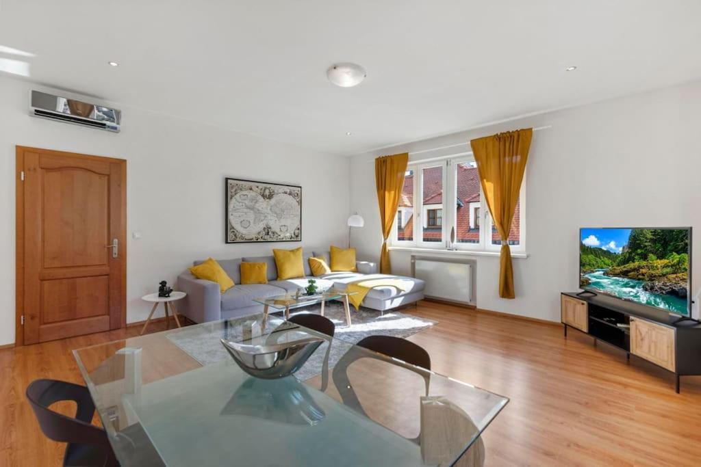 Exclusive Apartment In Centre Братислава Экстерьер фото