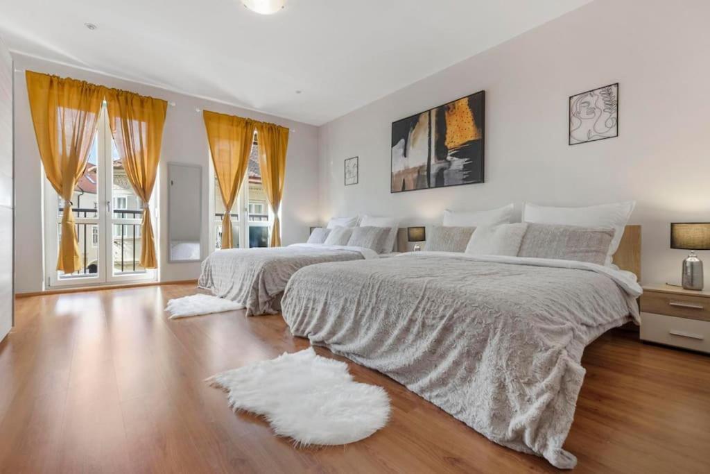 Exclusive Apartment In Centre Братислава Экстерьер фото