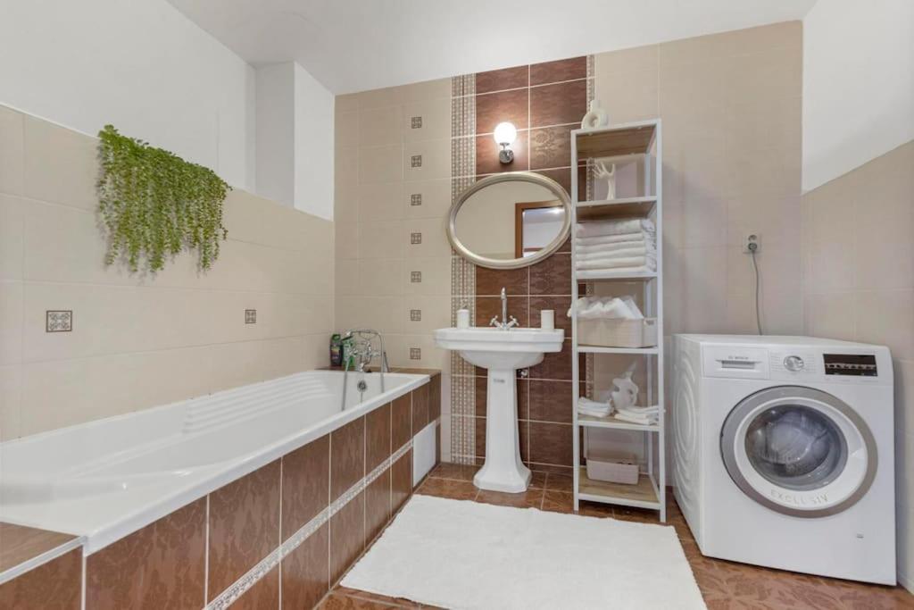 Exclusive Apartment In Centre Братислава Экстерьер фото